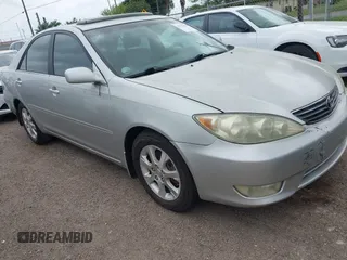 2006 Toyota Camry LE z VIN 4T1BF32K86U119208, wystawiony jako IAAI lot #42127284 z przebiegiem 99 864 mil mil oraz . Historia ofert i sprzedaży dostępna na DreamBid. Obrazek 1.