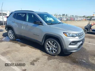 2022 Jeep Compass Latitude Lux z VIN 3C4NJDFB9NT170662, wystawiony jako IAAI lot #42500321 z przebiegiem 57 782 mil mil oraz . Historia ofert i sprzedaży dostępna na DreamBid. Obrazek 1.