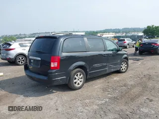 2008 Chrysler Town & Country Touring z VIN 2A8HR54P48R765302, wystawiony jako IAAI lot #42487816 z przebiegiem 128 761 mil mil oraz . Historia ofert i sprzedaży dostępna na DreamBid. Obrazek 4.
