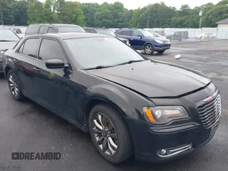 2014 Chrysler 300 S z VIN 2C3CCAGG3EH311832, wystawiony jako IAAI lot #42445242 z przebiegiem 149 241 mil mil oraz . Historia ofert i sprzedaży dostępna na DreamBid. Obrazek 1.