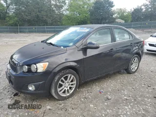 2014 Chevrolet Sonic LT z VIN 1G1JC5SH1E4221918, wystawiony jako Copart lot #56589105 z przebiegiem 152 320 mil mil oraz Szkoda całkowita • Salvage title. Historia ofert i sprzedaży dostępna na DreamBid. Obrazek 1.