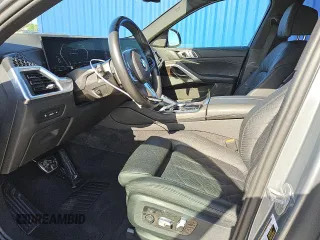 2025 BMW X6 xDrive40i z VIN 5UX33EX02S9W99295, wystawiony jako Copart lot #56997185 z przebiegiem 31 308 mil mil oraz Tytuł czysty. Historia ofert i sprzedaży dostępna na DreamBid. Obrazek 7.
