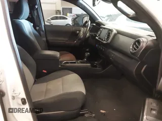 2021 Toyota Tacoma SR z VIN 5TFCZ5AN1MX268370, wystawiony jako IAAI lot #41922632 z przebiegiem 50 358 mil mil oraz . Historia ofert i sprzedaży dostępna na DreamBid. Obrazek 5.