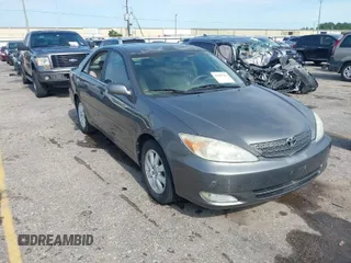 2003 Toyota Camry LE z VIN 4T1BF30K53U566819, wystawiony jako IAAI lot #39587106 z przebiegiem 90 832 mil mil oraz . Historia ofert i sprzedaży dostępna na DreamBid. Obrazek 1.