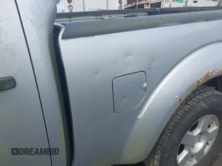 2008 Nissan Frontier LE z VIN 1N6AD09W18C435584, wystawiony jako IAAI lot #41998922 z przebiegiem 154 507 mil mil oraz . Historia ofert i sprzedaży dostępna na DreamBid. Obrazek 6.