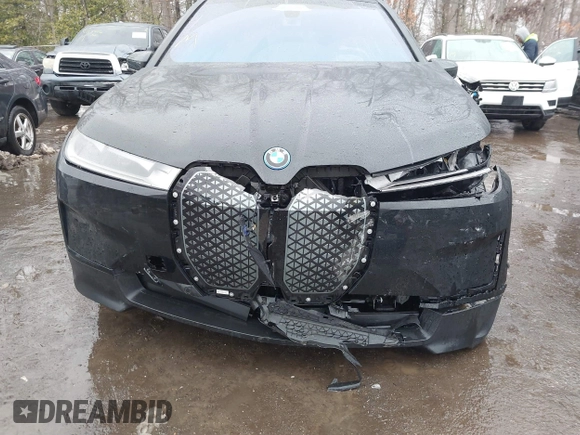 2024 BMW iX xDrive50 z VIN WB523CF04RCR31259, wystawiony jako IAAI lot #41559235 z przebiegiem Nie podano mil oraz . Historia ofert i sprzedaży dostępna na DreamBid. Obrazek 6.