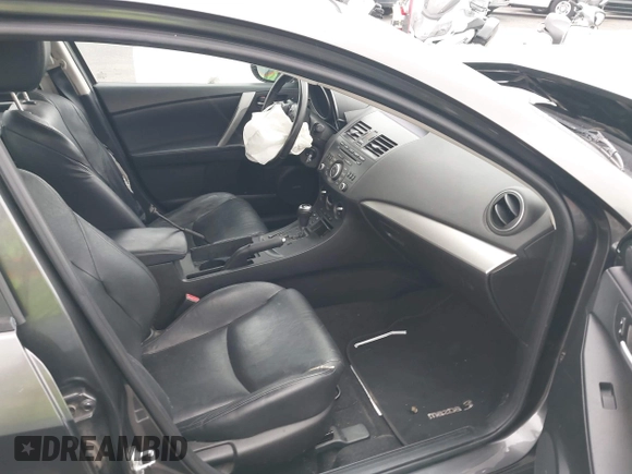 2012 Mazda 3 i Grand Touring z VIN JM1BL1M8XC1672751, wystawiony jako IAAI lot #42298766 z przebiegiem 129 056 mil mil oraz . Historia ofert i sprzedaży dostępna na DreamBid. Obrazek 5.