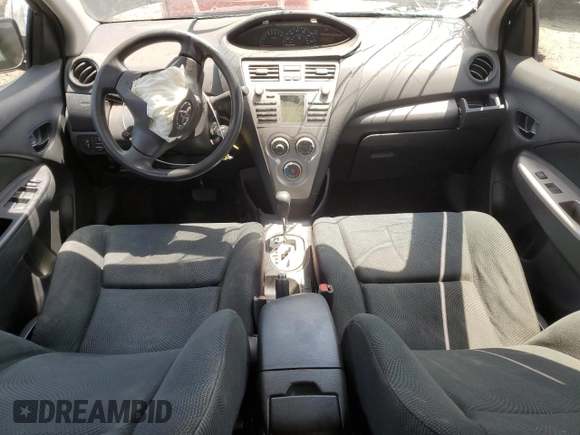 2009 Toyota Yaris z VIN JTDBT903394052355, wystawiony jako Copart lot #58447075 z przebiegiem 166 172 mil mil oraz Tytuł czysty. Historia ofert i sprzedaży dostępna na DreamBid. Obrazek 8.