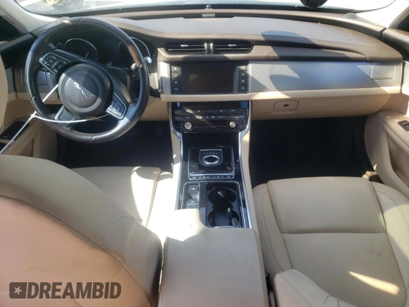 2016 Jaguar XF 35t Premium z VIN SAJBD4BV9GCY24246, wystawiony jako Copart lot #64367854 z przebiegiem 57 253 mil mil oraz Czysty tytuł • Clean title. Historia ofert i sprzedaży dostępna na DreamBid. Obrazek 8.