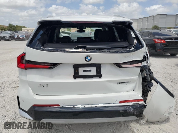 2025 BMW X1 xDrive28i z VIN WBX73EF01S5241553, wystawiony jako Copart lot #54432265 z przebiegiem 489 mil mil oraz Szkody całkowita. Historia ofert i sprzedaży dostępna na DreamBid. Obrazek 6.