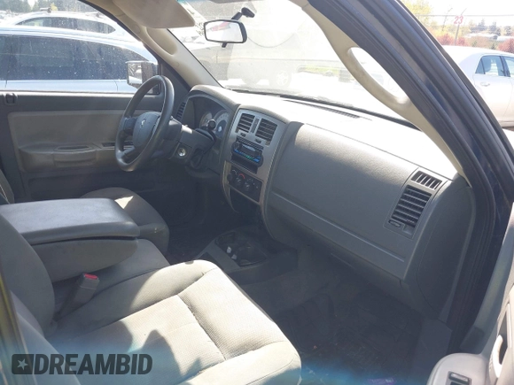 2006 Dodge Dakota SLT z VIN 1D7HW48NX6S708140, wystawiony jako IAAI lot #42054527 z przebiegiem 226 944 mil mil oraz . Historia ofert i sprzedaży dostępna na DreamBid. Obrazek 5.