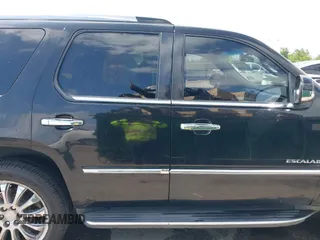 2011 Cadillac Escalade z VIN 1GYS4AEF0BR363858, wystawiony jako IAAI lot #42288735 z przebiegiem 223 669 mil mil oraz . Historia ofert i sprzedaży dostępna na DreamBid. Obrazek 13.