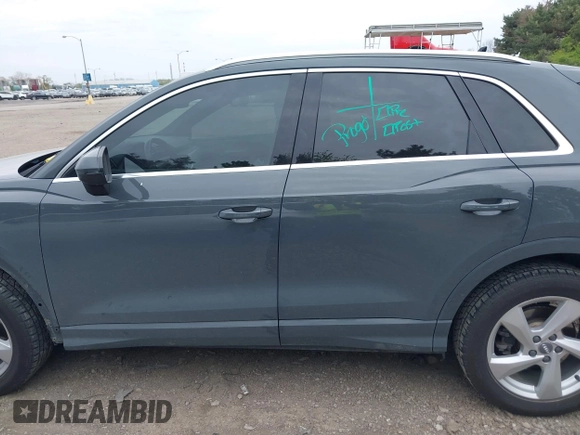 2020 Audi Q3 Premium z VIN WA1AECF36L1083306, wystawiony jako IAAI lot #42070799 z przebiegiem 47 610 mil mil oraz . Historia ofert i sprzedaży dostępna na DreamBid. Obrazek 15.