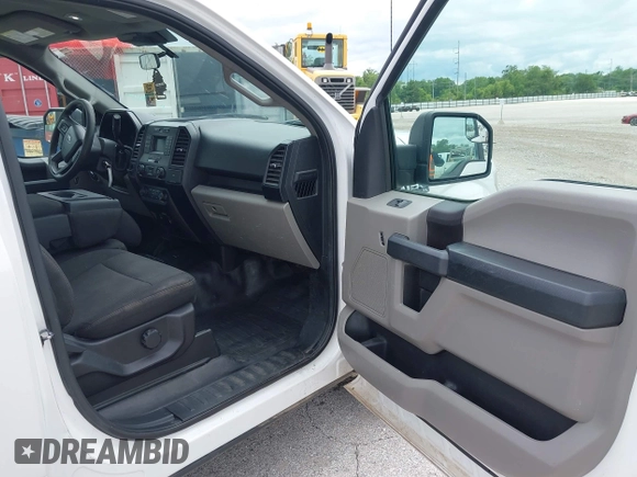 2019 Ford F-150 XL z VIN 1FTMF1C51KKC79270, wystawiony jako IAAI lot #42337543 z przebiegiem 146 916 mil mil oraz . Historia ofert i sprzedaży dostępna na DreamBid. Obrazek 5.