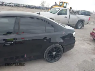 2014 Volkswagen Jetta SE z VIN 3VWD17AJ7EM388375, wystawiony jako IAAI lot #42144779 z przebiegiem 104 801 mil mil oraz . Historia ofert i sprzedaży dostępna na DreamBid. Obrazek 16.