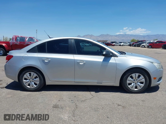 2014 Chevrolet Cruze LS z VIN 1G1PA5SH6E7448472, wystawiony jako IAAI lot #42428958 z przebiegiem 105 872 mil mil oraz . Historia ofert i sprzedaży dostępna na DreamBid. Obrazek 13.