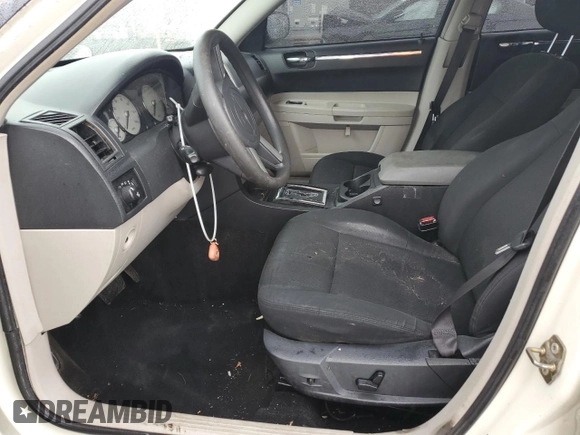 2005 Chrysler 300 300 z VIN 2C3JA43R35H175126, wystawiony jako Copart lot #58218305 z przebiegiem 167 612 mil mil oraz Szkoda całkowita • Salvage title. Historia ofert i sprzedaży dostępna na DreamBid. Obrazek 7.