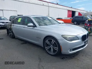 2009 BMW 7 Series 750Li z VIN WBAKB83569CY58462, wystawiony jako IAAI lot #40134644 z przebiegiem Nie podano mil oraz . Historia ofert i sprzedaży dostępna na DreamBid. Obrazek 1.