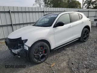 2024 Alfa Romeo Stelvio Veloce z VIN ZASPAKBN8R7D82810, wystawiony jako Copart lot #76759294 z przebiegiem 5058 mil mil oraz Szkody całkowita. Historia ofert i sprzedaży dostępna na DreamBid. Obrazek 1.