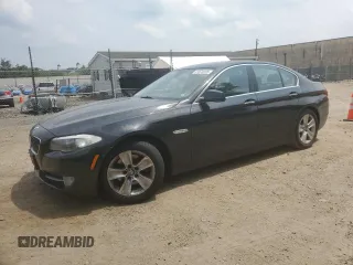 2013 BMW 5 Series 528i xDrive z VIN WBAXH5C53DDW16444, wystawiony jako Copart lot #61073205 z przebiegiem 102 612 mil mil oraz Czysty tytuł • Clean title. Historia ofert i sprzedaży dostępna na DreamBid. Obrazek 1.