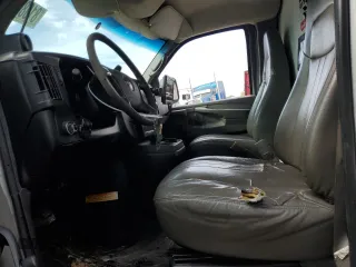 2010 GMC Savana z VIN 1GD1G2AA9A1901569, wystawiony jako Copart lot #81084424 z przebiegiem 162 381 mil mil oraz Szkoda całkowita • Salvage title. Historia ofert i sprzedaży dostępna na DreamBid. Obrazek 7.