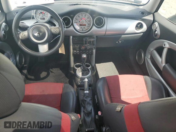 2005 MINI Hardtop z VIN WMWRC33405TJ64270, wystawiony jako Copart lot #52730515 z przebiegiem 99 702 mil mil oraz Szkoda całkowita • Salvage title. Historia ofert i sprzedaży dostępna na DreamBid. Obrazek 8.