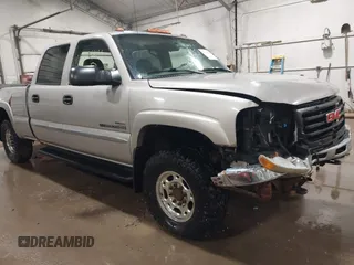 2005 GMC Sierra 2500HD SLE z VIN 1GTHK23235F877818, wystawiony jako IAAI lot #41710441 z przebiegiem 179 653 mil mil oraz . Historia ofert i sprzedaży dostępna na DreamBid. Obrazek 1.