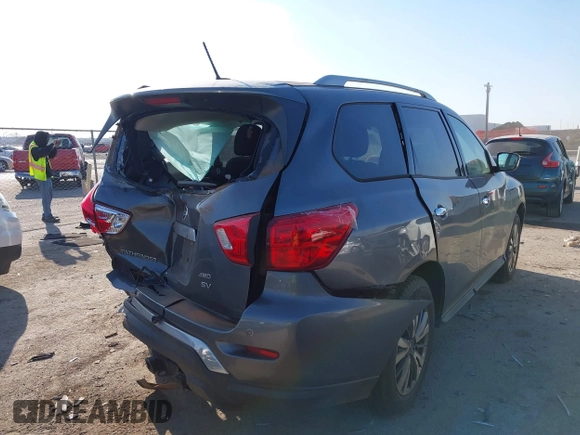 2018 Nissan Pathfinder S z VIN 5N1DR2MM5JC673071, wystawiony jako IAAI lot #41653944 z przebiegiem 120 261 mil mil oraz . Historia ofert i sprzedaży dostępna na DreamBid. Obrazek 4.