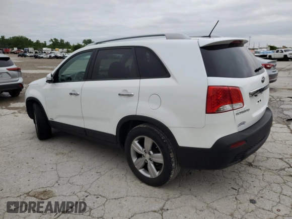 2013 Kia Sorento EX z VIN 5XYKUDA24DG411065, wystawiony jako Copart lot #55060245 z przebiegiem 171 799 mil mil oraz Czysty tytuł • Clean title. Historia ofert i sprzedaży dostępna na DreamBid. Obrazek 2.