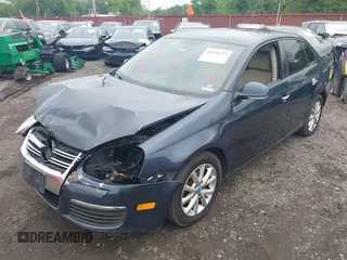 2010 Volkswagen Jetta Limited Edition z VIN 3VWAZ7AJ5AM155049, wystawiony jako IAAI lot #42276777 z przebiegiem 88 699 mil mil oraz . Historia ofert i sprzedaży dostępna na DreamBid. Obrazek 6.