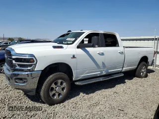 2022 Ram 2500 Big Horn z VIN 3C6UR5JL0NG271552, wystawiony jako Copart lot #61086084 z przebiegiem Nie podano mil oraz Szkoda całkowita • Salvage title. Historia ofert i sprzedaży dostępna na DreamBid. Obrazek 1.