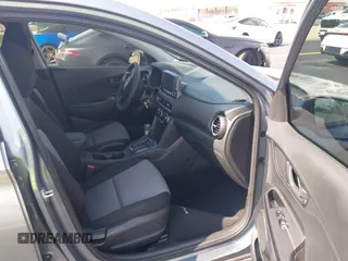 2021 Hyundai Kona SE z VIN KM8K12AA8MU665778, wystawiony jako IAAI lot #42364155 z przebiegiem 63 713 mil mil oraz . Historia ofert i sprzedaży dostępna na DreamBid. Obrazek 5.