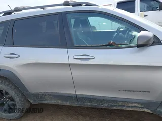 2015 Jeep Cherokee Trailhawk with VIN 1C4PJMBS0FW522182, listed as a IAAI auction lot 42544508 with 74,910 mi miles and . Bid and sale history available at DreamBid. Image 13.