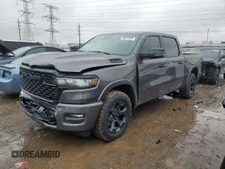 2025 Ram 1500 Big Horn z VIN 1C6SRFFP9SN658726, wystawiony jako Copart lot #48037825 z przebiegiem 1 183 mil mil oraz Szkoda całkowita • Salvage title. Historia ofert i sprzedaży dostępna na DreamBid. Obrazek 1.