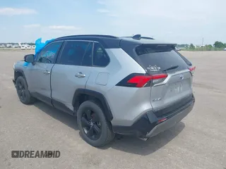 2020 Toyota RAV4 Hybrid XSE с VIN 2T3EWRFV8LW049670, выставлен на аукционе IAAI как лот 42432158 с пробегом 144 118 миль миль и . История ставок и продаж доступна на DreamBid. Изображение 3.