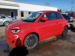 2024 FIAT 500e INSPI(RED) z VIN ZFAFFAA49RX207188, wystawiony jako Copart lot #53479385 z przebiegiem 1406 mil mil oraz Szkody całkowita. Historia ofert i sprzedaży dostępna na DreamBid. Obrazek 1.
