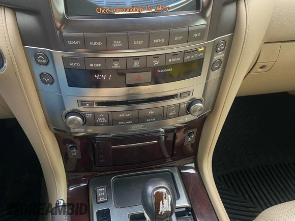 2009 Lexus LX 570 z VIN JTJHY00W394025574, wystawiony jako Copart lot #47316365 z przebiegiem 182 586 mil mil oraz Czysty tytuł • Clean title. Historia ofert i sprzedaży dostępna na DreamBid. Obrazek 9.