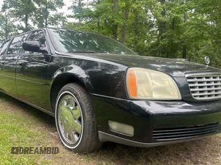2004 Cadillac DeVille Limousine z VIN 1GEEH90Y24U550055, wystawiony jako Copart lot #57705855 z przebiegiem 44 345 mil mil oraz Tytuł czysty. Historia ofert i sprzedaży dostępna na DreamBid. Obrazek 1.
