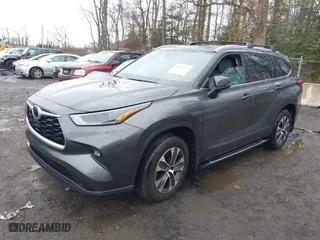 2022 Toyota Highlander XLE with VIN 5TDGZRBH3NS589352, listed as a IAAI auction lot 40977172 with 1 mi miles. Bid and sale history available at carsss.com. Image 17.