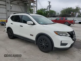 2017 Nissan Rogue SV z VIN 5N1AT2MT8HC772487, wystawiony jako Copart lot #51143535 z przebiegiem 149 637 mil mil oraz Szkody całkowita. Historia ofert i sprzedaży dostępna na DreamBid. Obrazek 4.