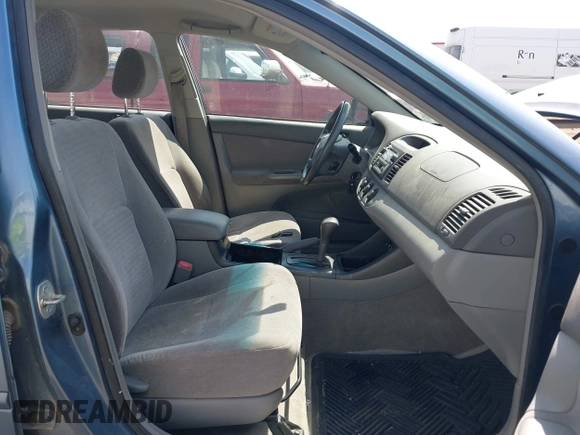2004 Toyota Camry LE z VIN JTDBE32K140260522, wystawiony jako IAAI lot #42476400 z przebiegiem 152 466 mil mil oraz . Historia ofert i sprzedaży dostępna na DreamBid. Obrazek 5.