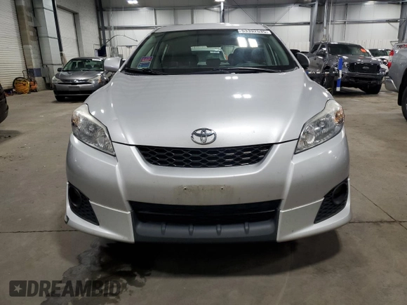 2010 Toyota Matrix z VIN 2T1KU4EE0AC309208, wystawiony jako Copart lot #53392535 z przebiegiem 98 773 mil mil oraz Czysty tytuł • Clean title. Historia ofert i sprzedaży dostępna na DreamBid. Obrazek 5.