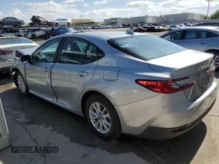2025 Toyota Camry LE z VIN 4T1DAACK8SU058480, wystawiony jako Copart lot #59439305 z przebiegiem 88 mil mil oraz Czysty tytuł • Clean title. Historia ofert i sprzedaży dostępna na DreamBid. Obrazek 2.