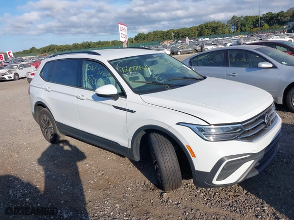 2022 Volkswagen Tiguan S with VIN 3VV1B7AX0NM004543, listed as a IAAI auction lot 40409461 with 999,999 mi miles. Bid and sale history available at carsss.com. Image 1.