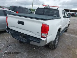 2017 Toyota Tacoma SR5 z VIN 3TMAZ5CN8HM051558, wystawiony jako IAAI lot #42320319 z przebiegiem 101 767 mil mil oraz . Historia ofert i sprzedaży dostępna na DreamBid. Obrazek 4.