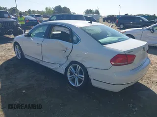 2015 Volkswagen Passat SE с VIN 1VWBV7A33FC060015, выставлен на аукционе IAAI как лот 42039292 с пробегом 52 110 миль миль и . История ставок и продаж доступна на DreamBid. Изображение 3.