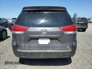 2011 Toyota Sienna XLE z VIN 5TDDK3DC2BS012927, wystawiony jako Copart lot #54073135 z przebiegiem 307 546 mil mil oraz Szkoda całkowita • Salvage title. Historia ofert i sprzedaży dostępna na DreamBid. Obrazek 6.