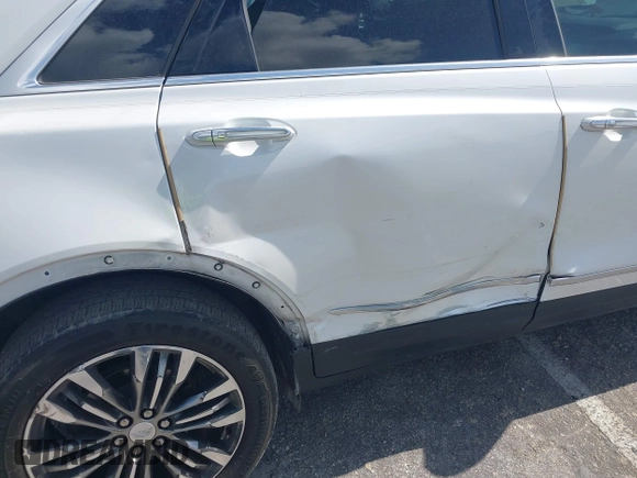 2017 Cadillac XT5 Premium Luxury FWD z VIN 1GYKNCRS5HZ230621, wystawiony jako IAAI lot #42123597 z przebiegiem 88 268 mil mil oraz . Historia ofert i sprzedaży dostępna na DreamBid. Obrazek 6.