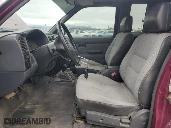 1995 Nissan Frontier SE z VIN 1N6HD16Y0SC364833, wystawiony jako Copart lot #48259485 z przebiegiem 152 592 mil mil oraz Szkoda całkowita • Salvage title. Historia ofert i sprzedaży dostępna na DreamBid. Obrazek 7.