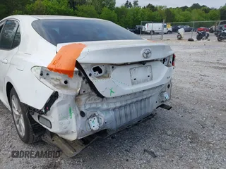 2018 Toyota Camry LE z VIN 4T1B11HK2JU096477, wystawiony jako IAAI lot #42043367 z przebiegiem 116 915 mil mil oraz . Historia ofert i sprzedaży dostępna na DreamBid. Obrazek 6.